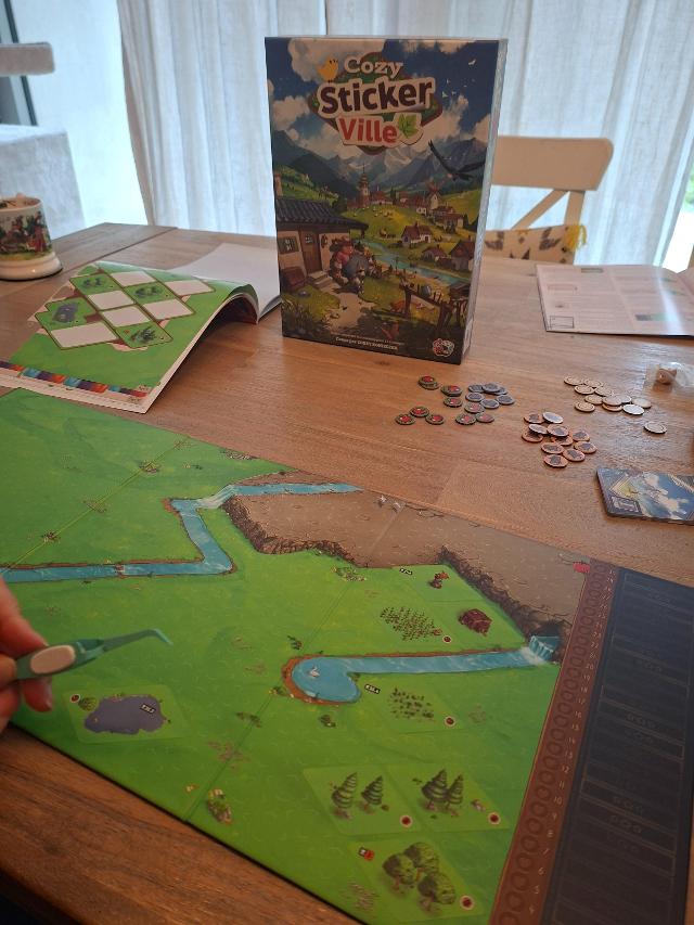 Cozy Stickerville på bordet, foto af Ste