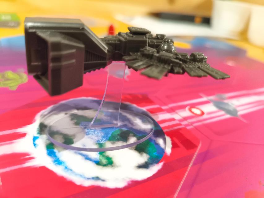 Black Angel on the table, photo by Mochilo