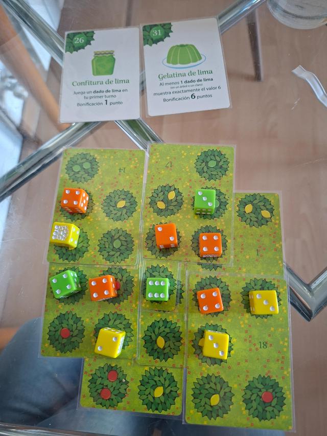 Grove: 9 card solitaire game on the table, photo by Artur Rodríguez Coma