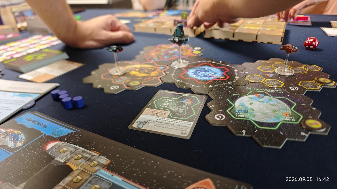 Xia: Leyendas de un Sistema a la Deriva sobre la taula, foto de FazerGD