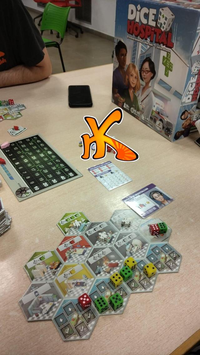 Dice Hospital pöydällä, kuva: Amy