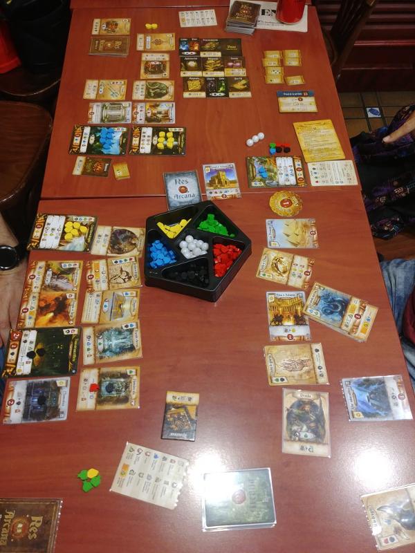 Res Arcana sul tavolo, foto di Shinychi3