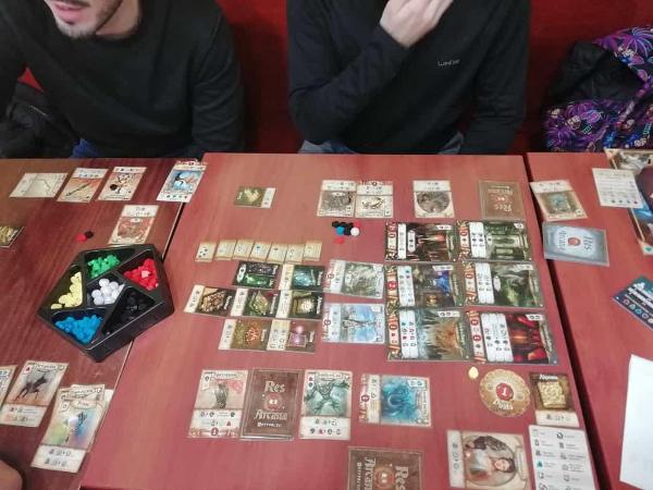 Res Arcana sul tavolo, foto di Shinychi3