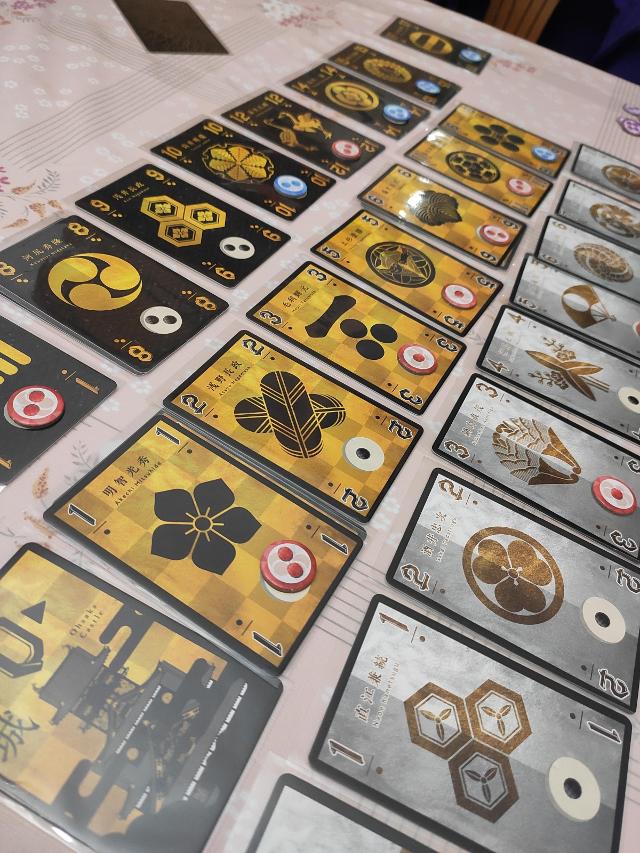 MON: Emblems of Sengoku on the table, photo by Mario Estruch