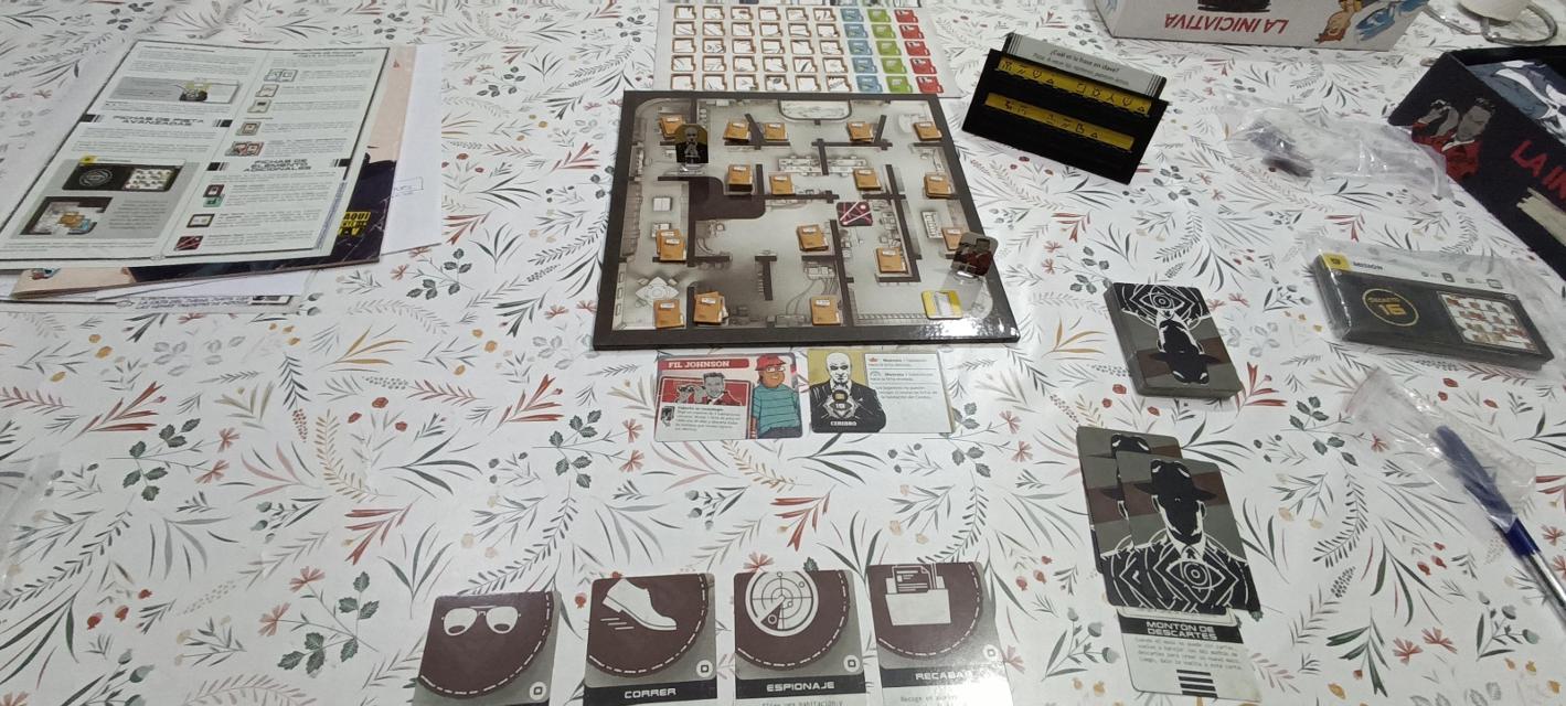 The Initiative on the table, photo by Viafora - Francesc