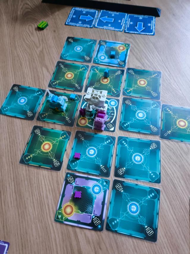 Tiny Epic Mechs on the table, photo by Guillermo Sordo Sáinz
