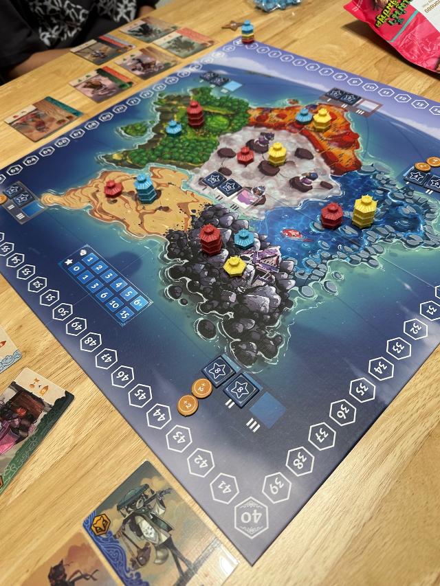 Ethnos: 2nd Edition sobre la taula, foto de Neung Vir