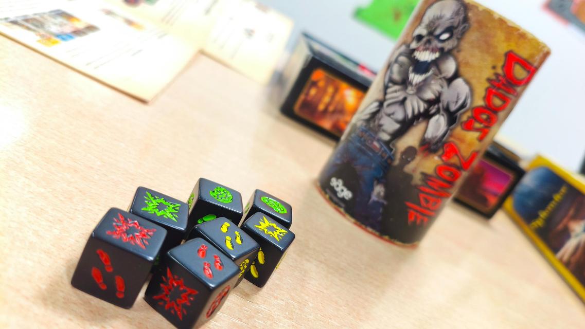 Zombie Dice na stole, foto: Mochilo