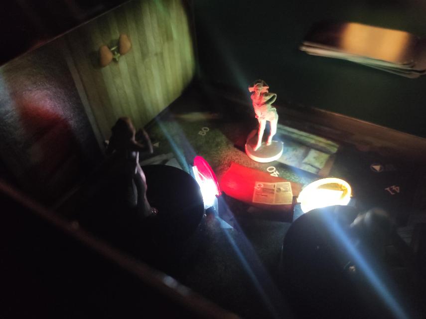 테이블 위의 AVGhost: Paranormal Investigation, 사진: Cainneth