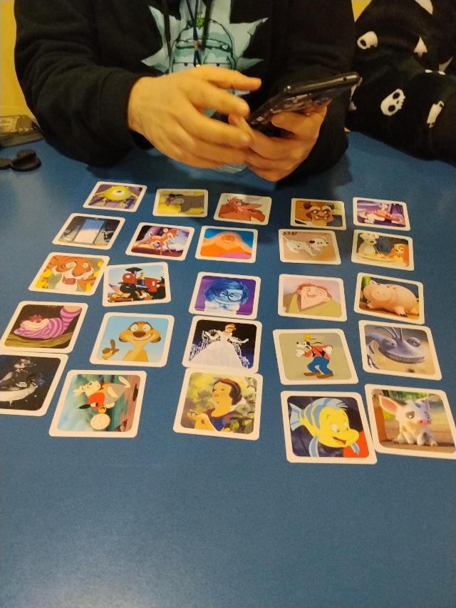 Codenames: Disney – Family Edition على الطاولة، صورة من Amy