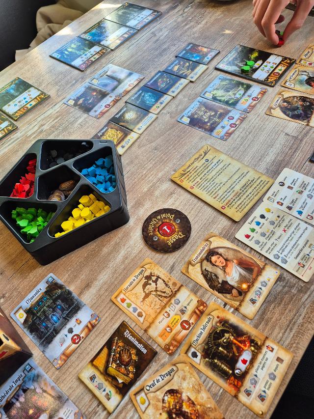 Res Arcana sul tavolo, foto di Sweetnesspanda