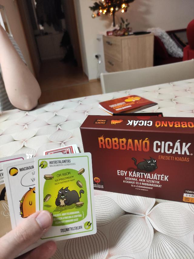 Robbanó cicák az asztalon, fotó: Sebashi