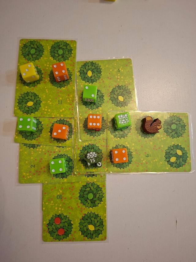 Grove: 9 card solitaire game on the table, photo by Artur Rodríguez Coma