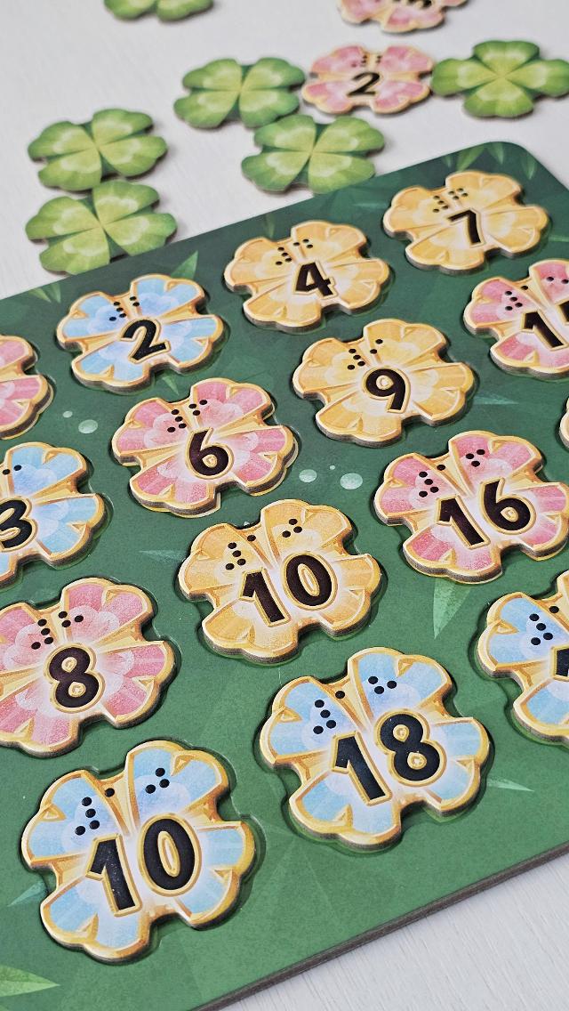 Lucky Numbers on the table, photo by Jugar y Leer
