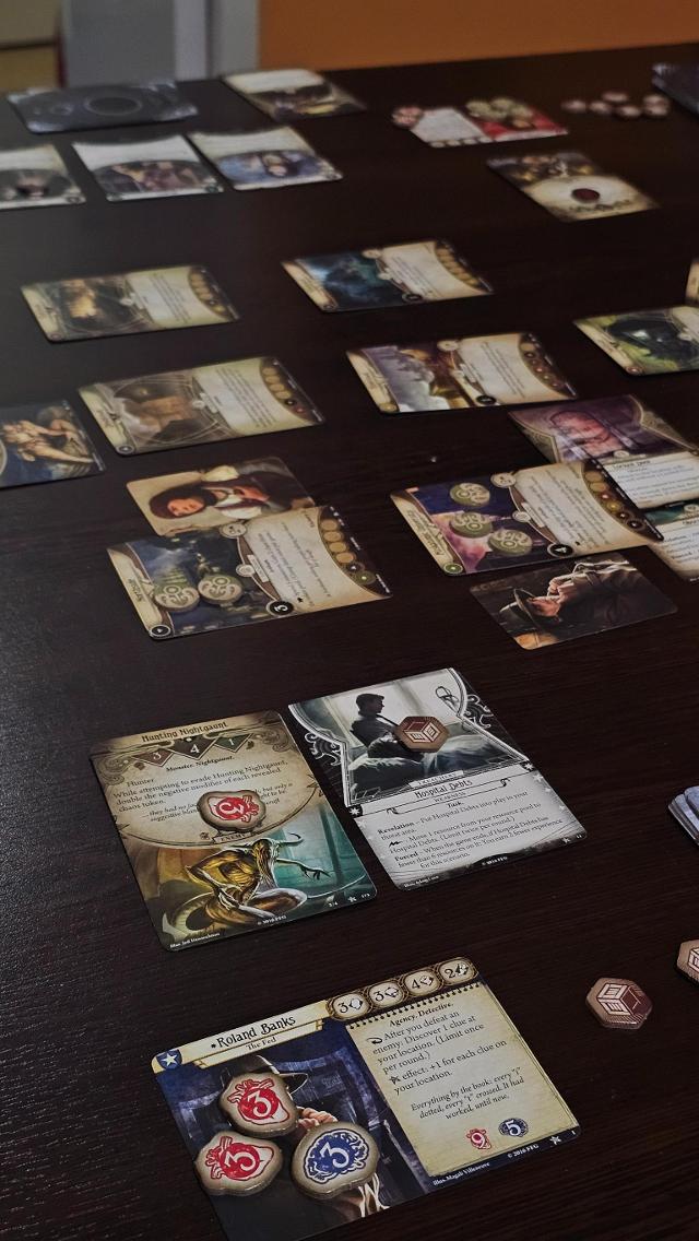 Arkham Horror: The Card Game na stole, foto: Gent Canaj