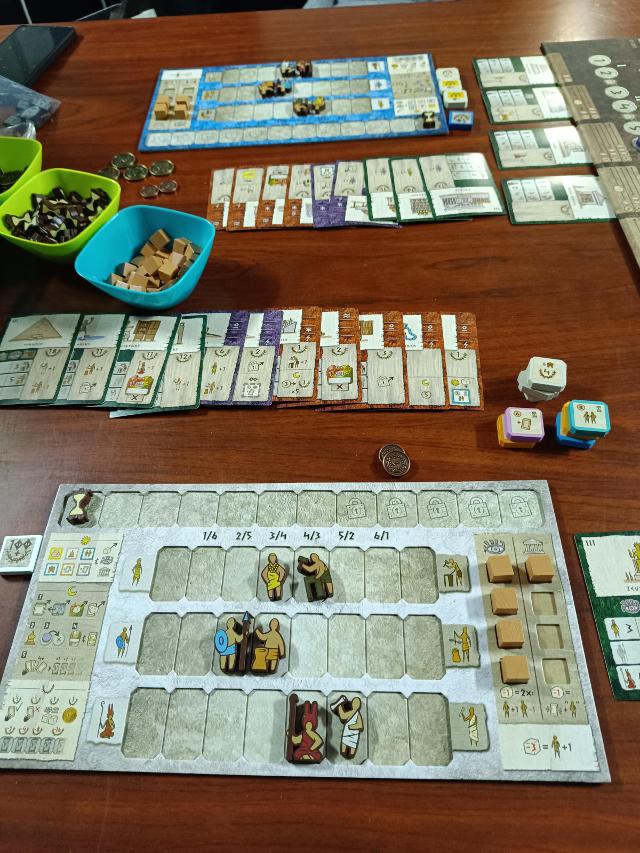 Gentes: Deluxified Edition az asztalon, fotó: Jamape