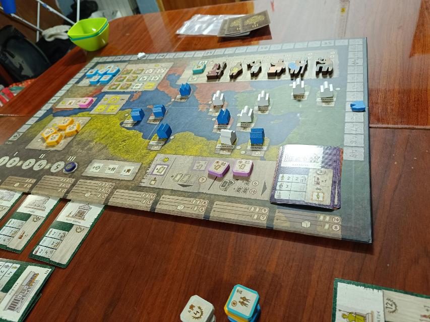 Gentes: Deluxified Edition az asztalon, fotó: Jamape