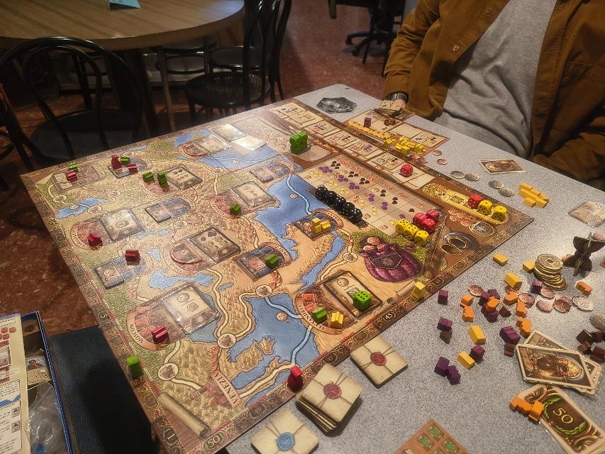 桌上的馬可波羅 Voyages of Marco Polo,照片来自 Brutal