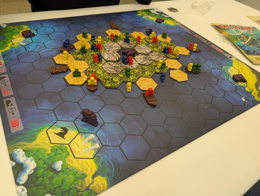 The Island op tafel, foto van Kabra
