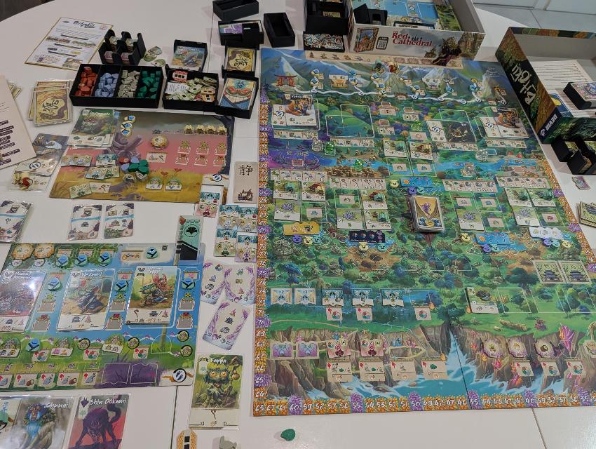 Bitoku sur la table, photo de Kabra