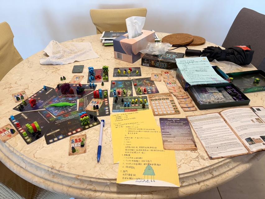 Tiny Epic Cthulhu: Deluxe Edition sobre la taula, foto de Paige