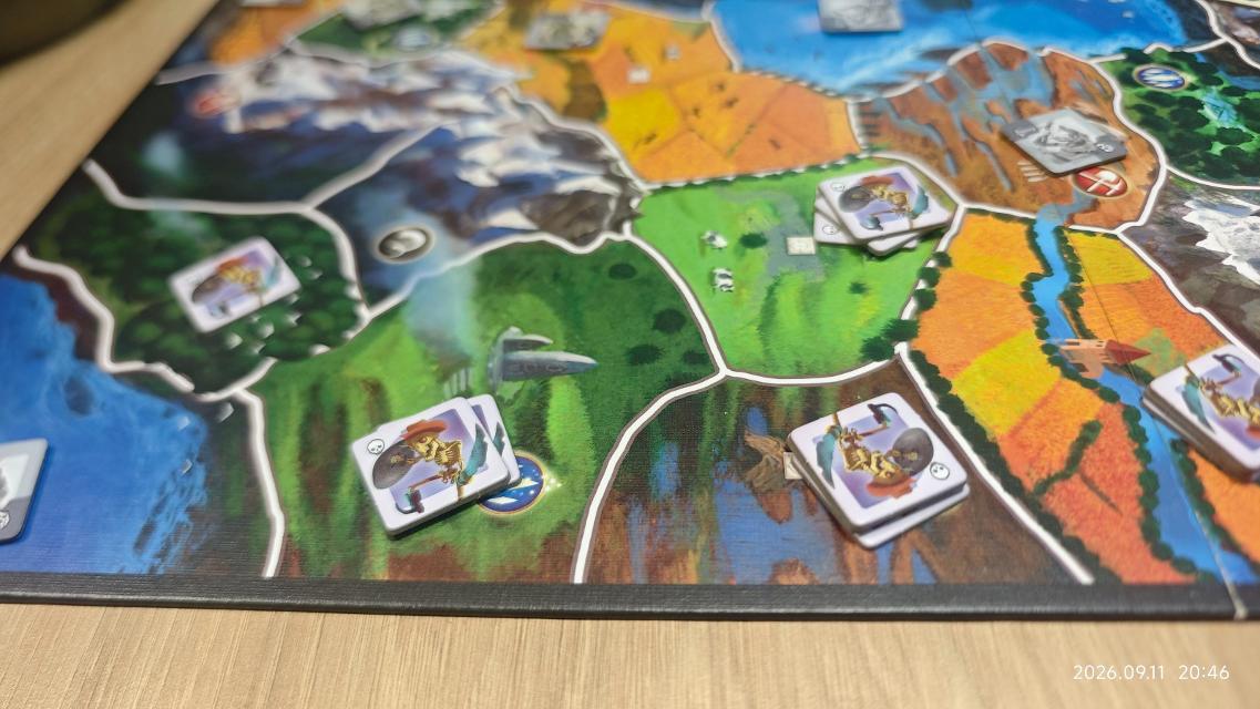 Small World sur la table, photo de FazerGD