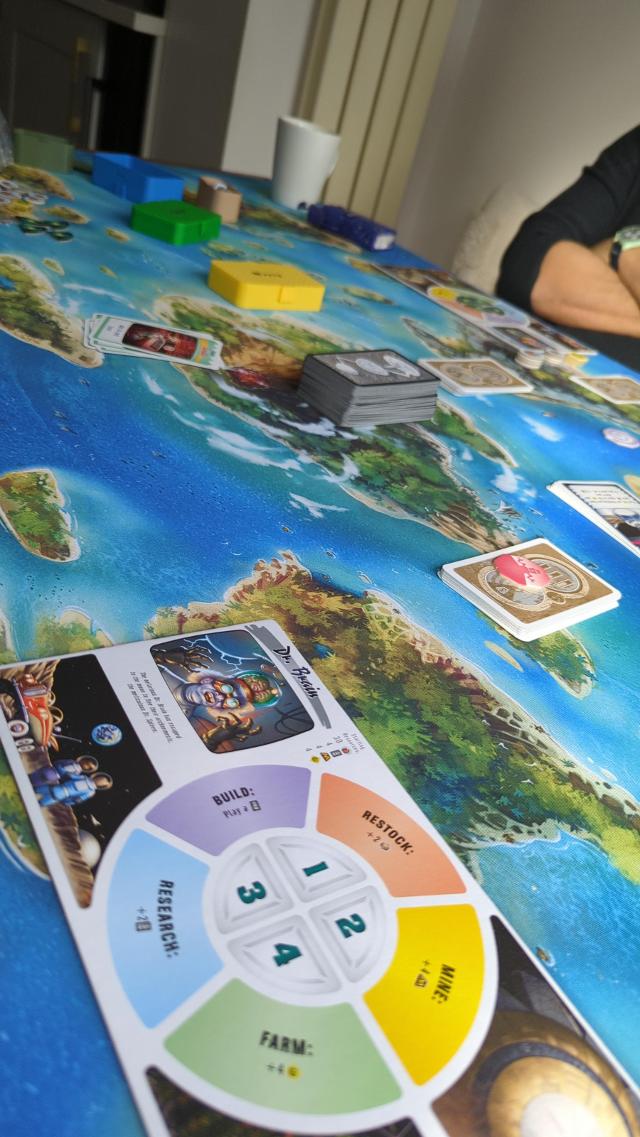 Moon Colony Bloodbath sobre la mesa, foto de Gab Pes