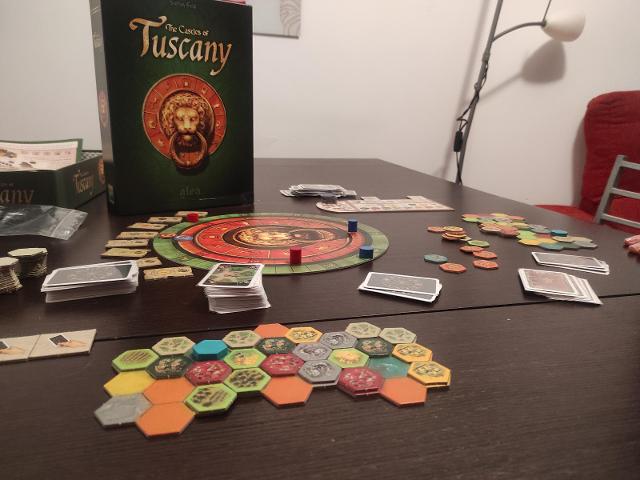 The Castles of Tuscany on the table, photo by Pauliss