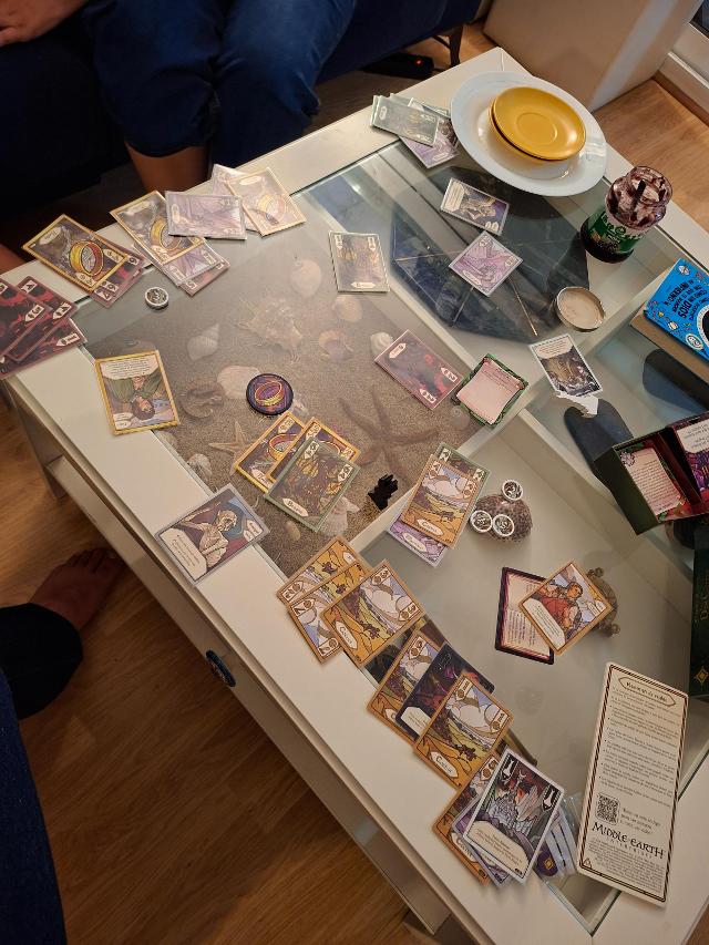 Il Signore degli Anelli: Le Due Torri – Trick-Taking Game sul tavolo, foto di Artur Rodríguez Coma