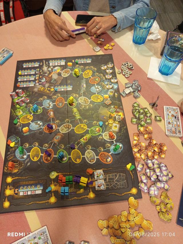 桌上的萌鼠摘月,照片来自 MarFe MaAn