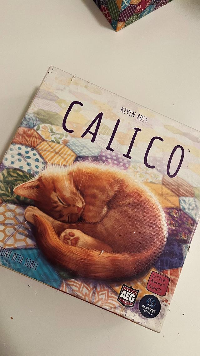 Calico auf dem Tisch, Foto von rox