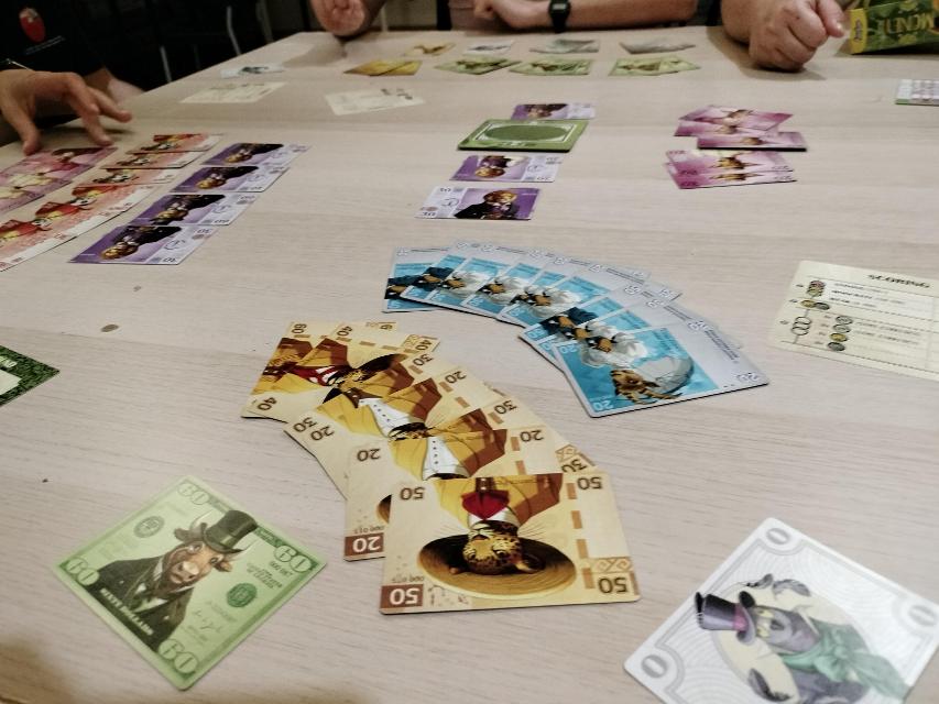 Money! sul tavolo, foto di Dani Gómez