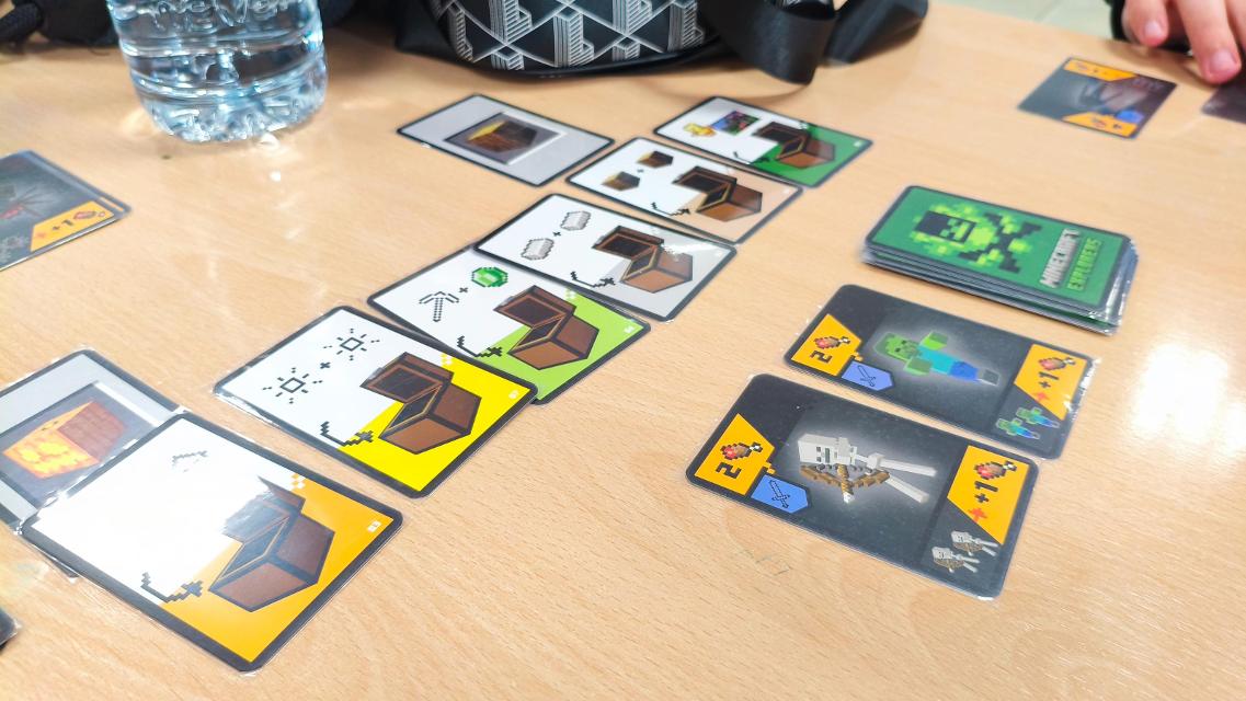 Minecraft Explorers auf dem Tisch, Foto von Mochilo