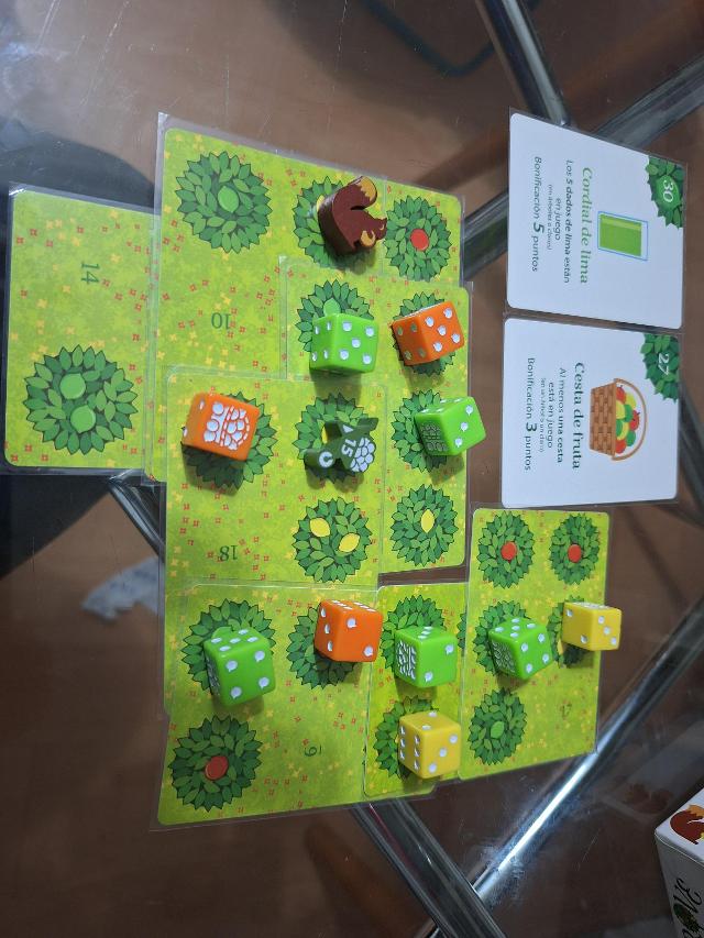 Grove: 9 card solitaire game on the table, photo by Artur Rodríguez Coma