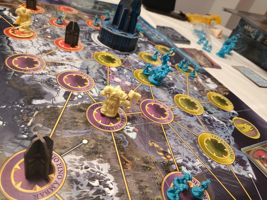 World of Warcraft: Wrath of the Lich King on the table, photo by Heldisil
