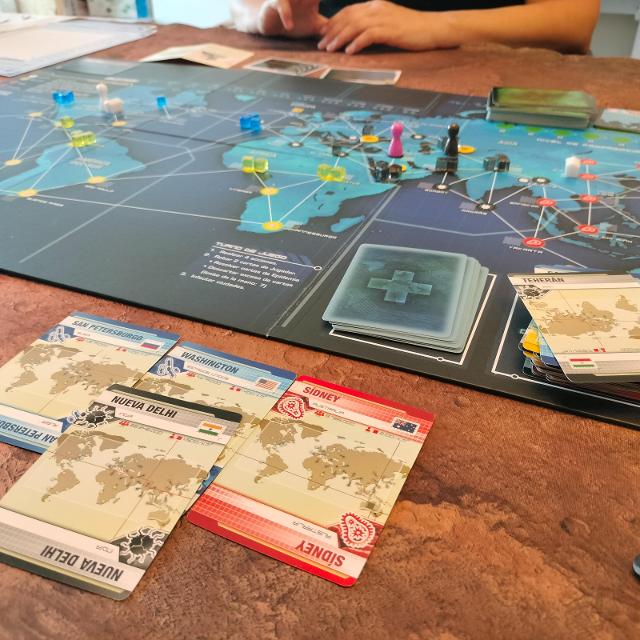 Pandemic Legacy: Season 1 na mesa, foto de Dani Gómez