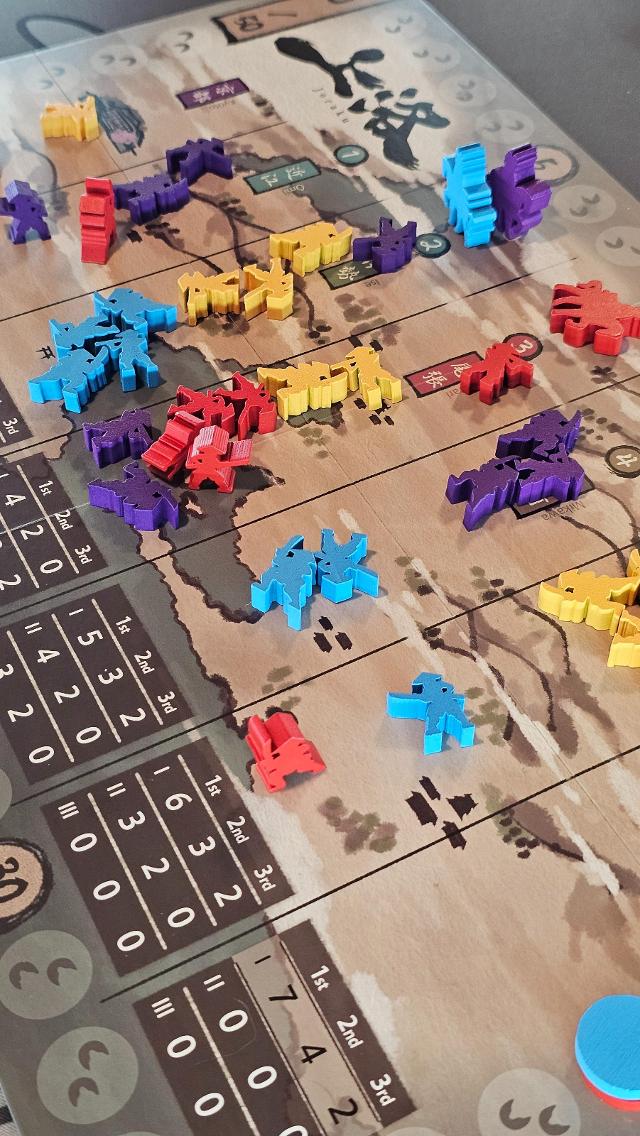 Joraku on the table, photo by Jugar y Leer