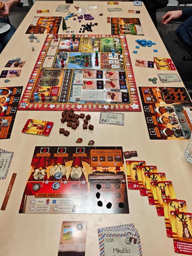 Santa's Workshop (Second Edition) on the table, photo by tienlevy