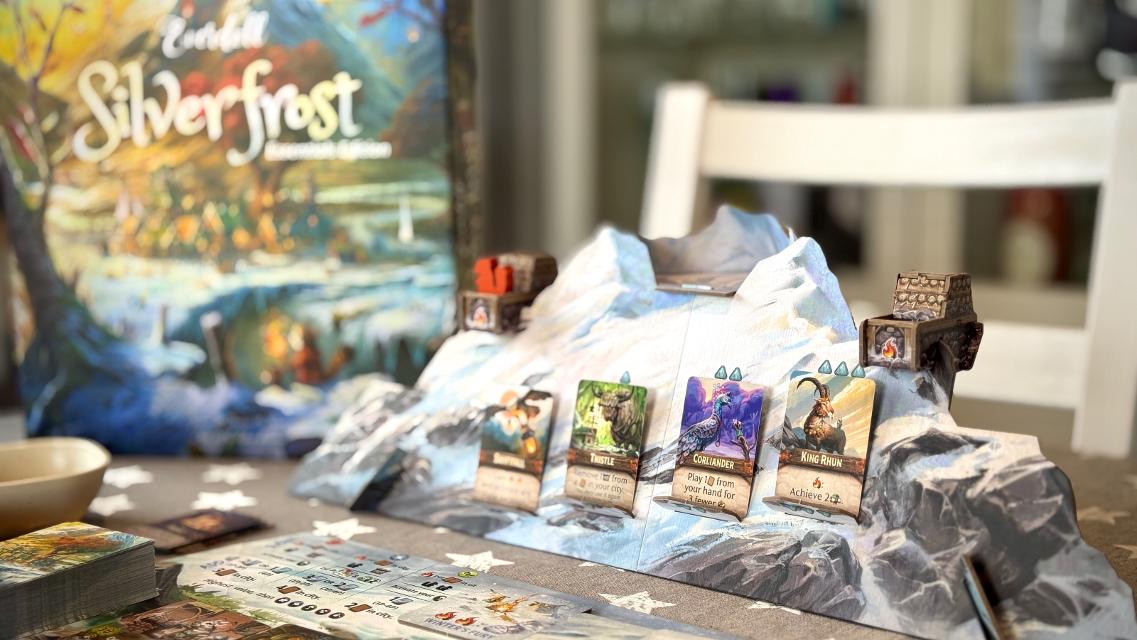 Silverfrost: Ein Spiel in der Welt von Everdell auf dem Tisch, Foto von Dídac