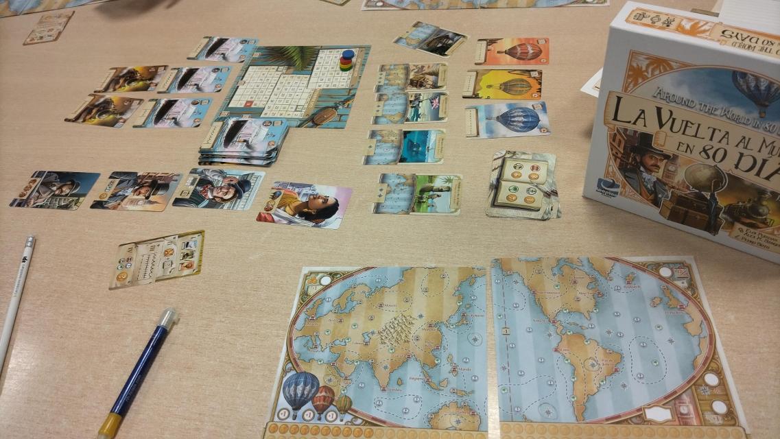 Around the World in 80 Days na stole, zdjęcie: Amy
