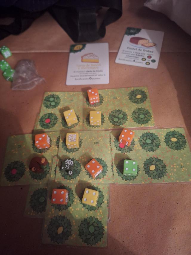 Grove: 9 card solitaire game on the table, photo by Artur Rodríguez Coma