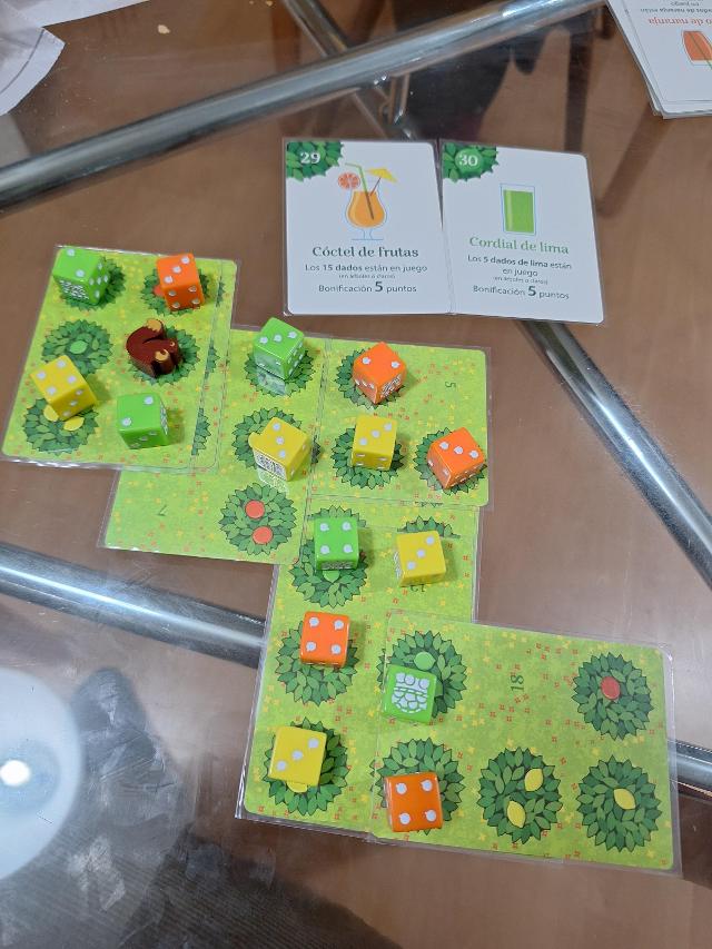 Grove: 9 card solitaire game on the table, photo by Artur Rodríguez Coma