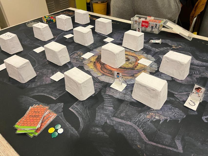 Unpublished Prototypes na stole, zdjęcie: Jamape