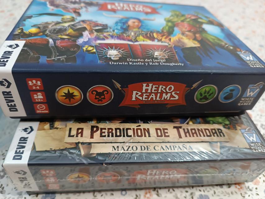 테이블 위의 Hero Realms, 사진: Viafora - Francesc