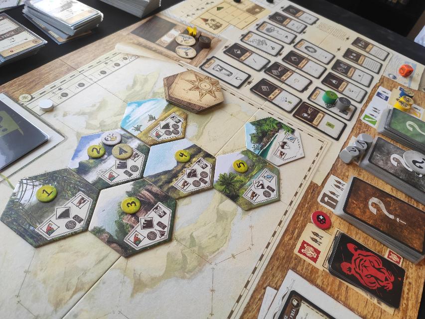 Robinson Crusoe: Aventuras na Ilha Amaldiçoada na mesa, foto de Mario Estruch