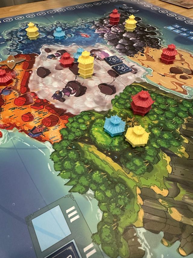 Ethnos: 2nd Edition sobre la taula, foto de Neung Vir