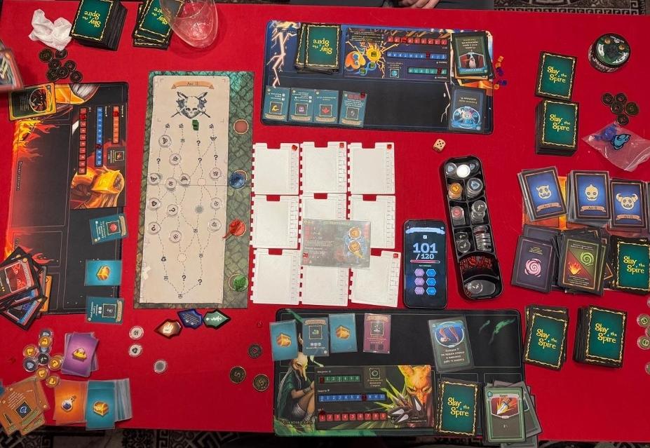 桌上的Slay the Spire: The Board Game,照片来自 Никита Исаев