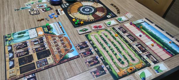 Woodcraft pe masă, fotografie de Shinychi3