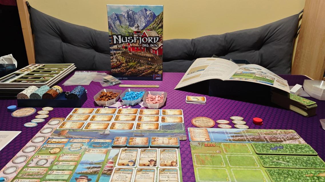 Nusfjord: Big Box na stole, foto: onyxo