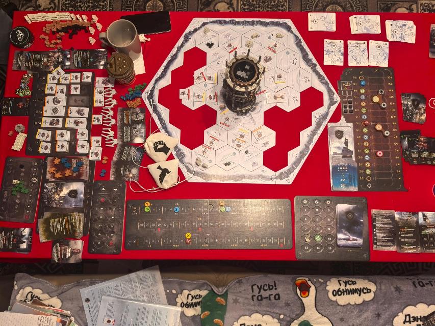 Frostpunk: The Board Game pe masă, fotografie de Никита Исаев